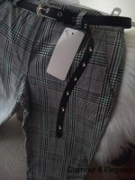 Calça xadrez com risca verde.